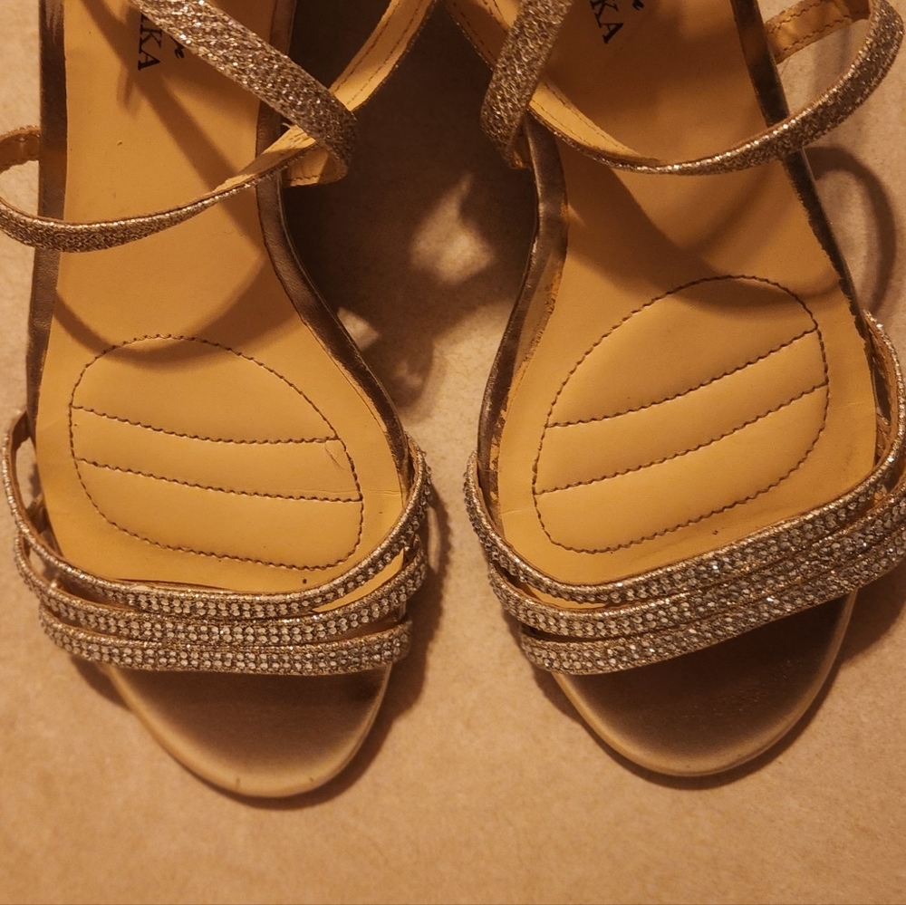 Badgley Mischka Light Gold American Glamour Wedge Heel Size 8.5 - Picture 6 of 9
